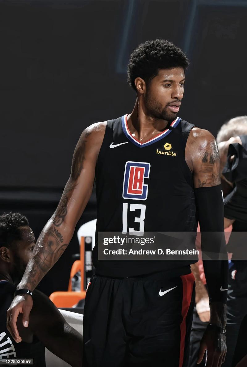 欧冠精彩进球回顾：梅西助攻亮点,（欧冠经典进球盘点：梅西神助攻成焦点）