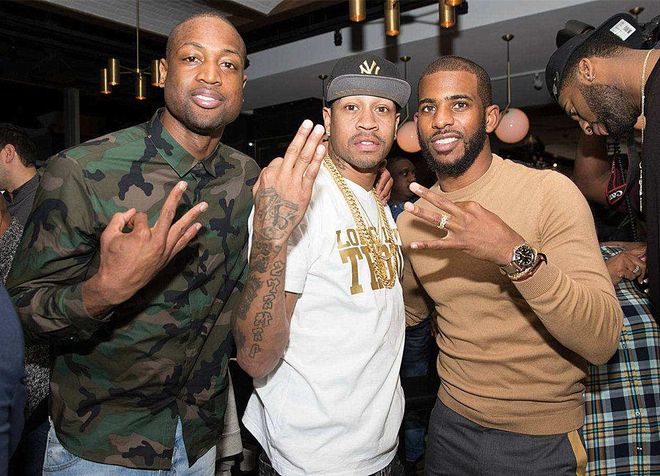 名记：字母哥与队友召开会议，呼吁全队无视外界杂音（名记：字母哥组织队内会议，号召全队忽略外界噪音）