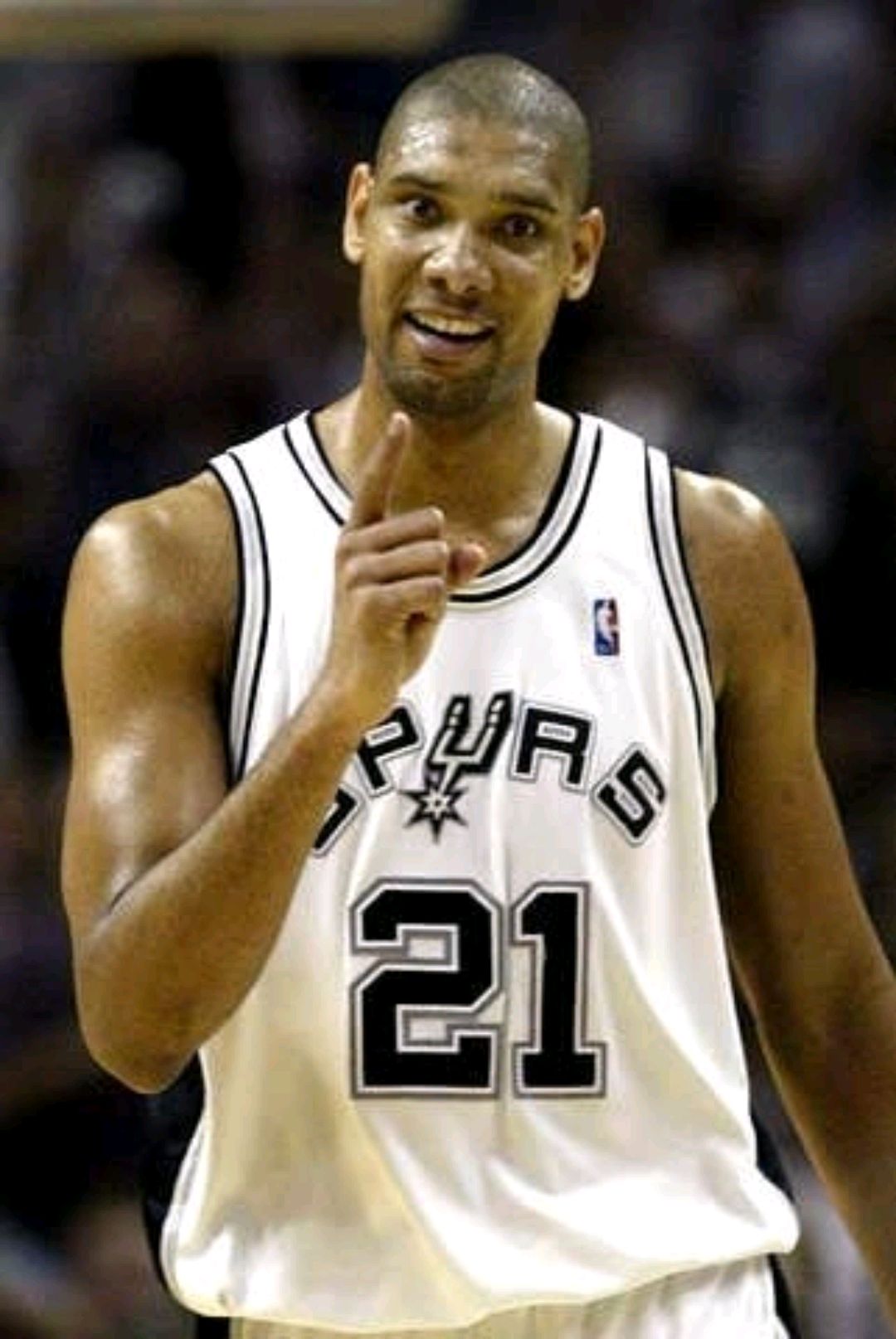 詹姆斯第15次中国行人气依旧爆棚，为上海交大球赛开球并与同学互动（詹姆斯第15次访华人气不减，在上海交大为球赛开球并与学生互动）